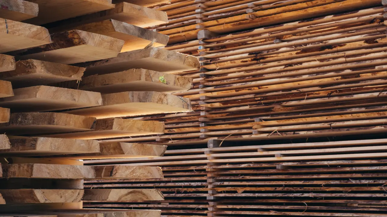 Un empilement de morceaux de bois alignés côte à côte