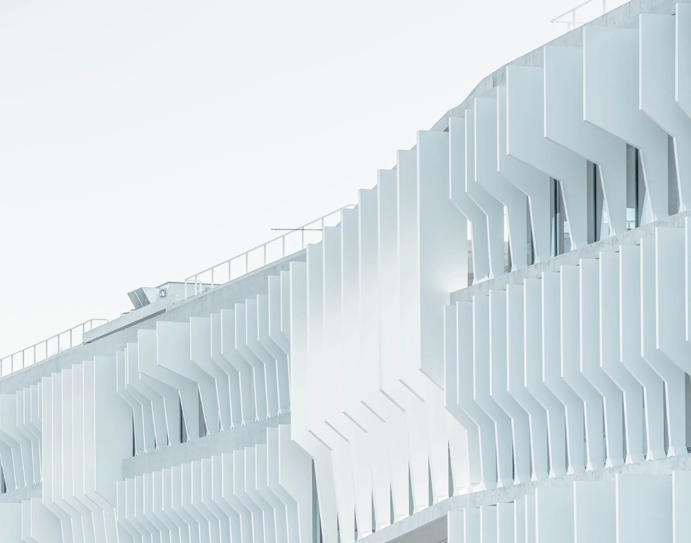 facade de batiment blanc